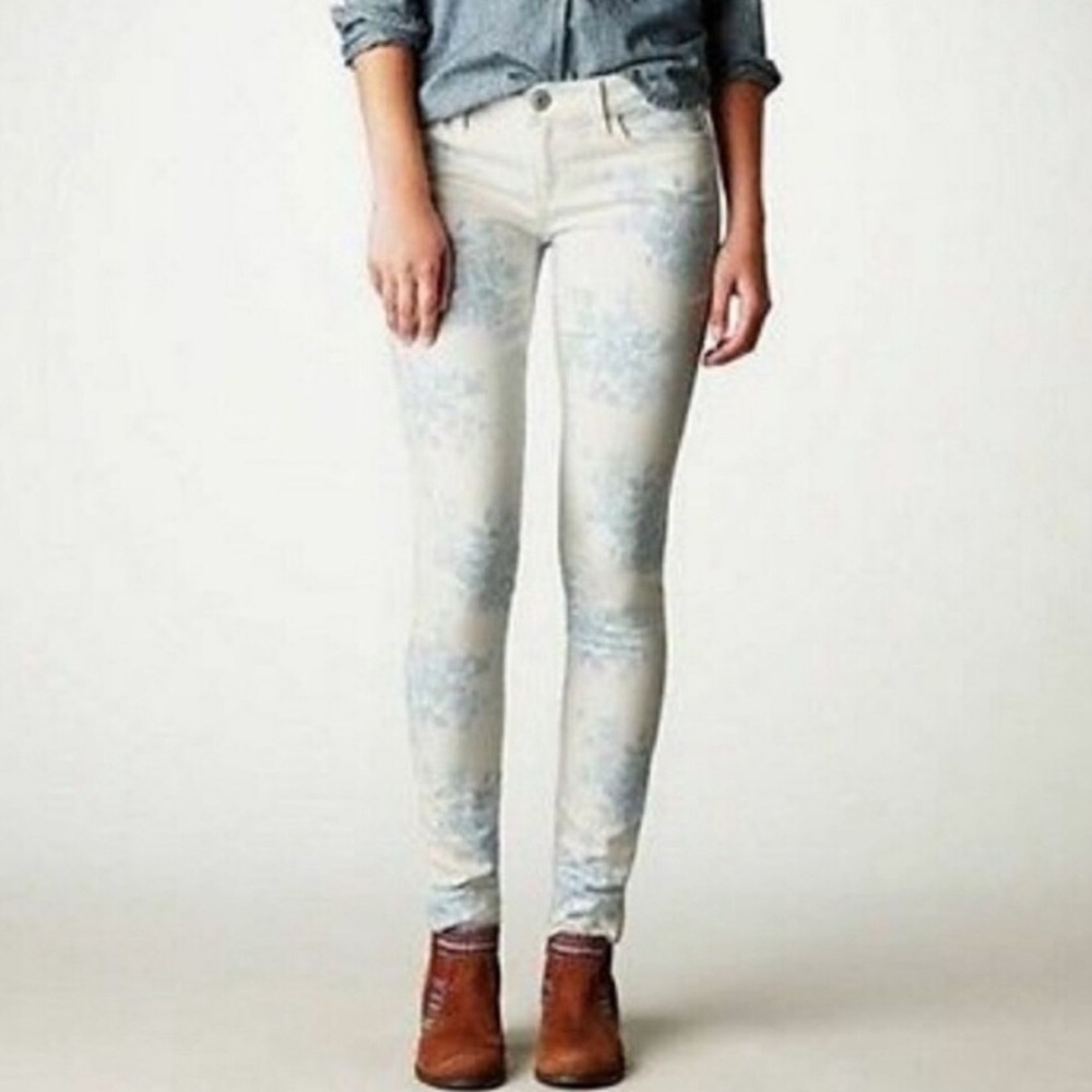HOST PICK 8/25!🎉 American Eagle Outfitters // white & blue floral jeggings 🤍💙